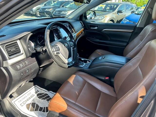 Used 2018 Toyota Highlander Limited image 3