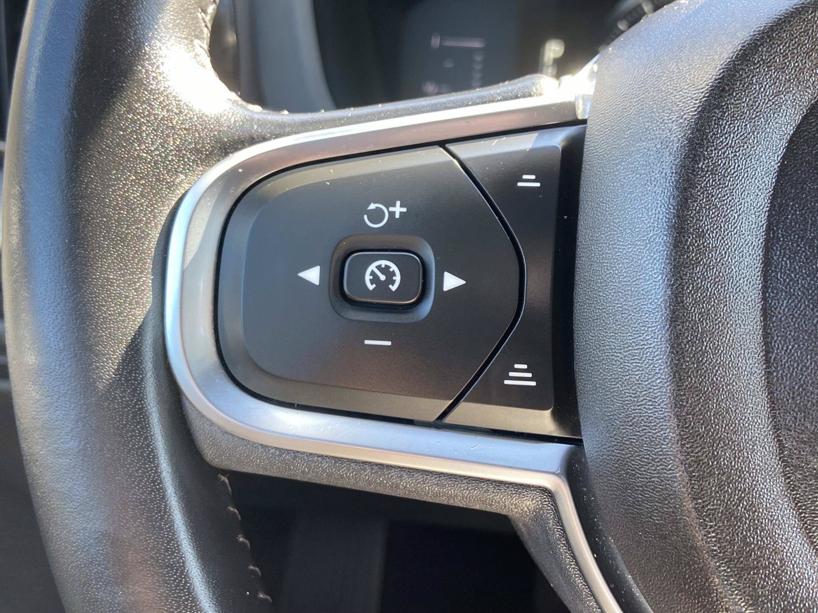 Used 2019 Volvo XC60 T6 Momentum w/ Premium Package AWD/4WD image 24
