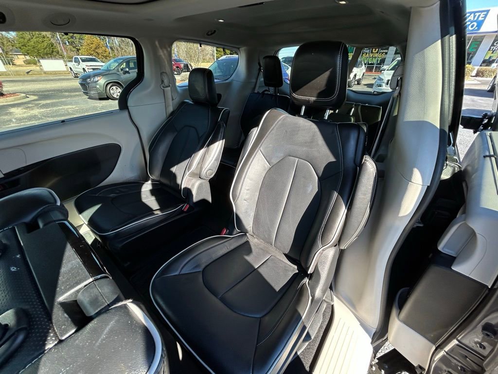 Used 2022 Chrysler Pacifica Limited w/ Uconnect Theater Family Group image 18