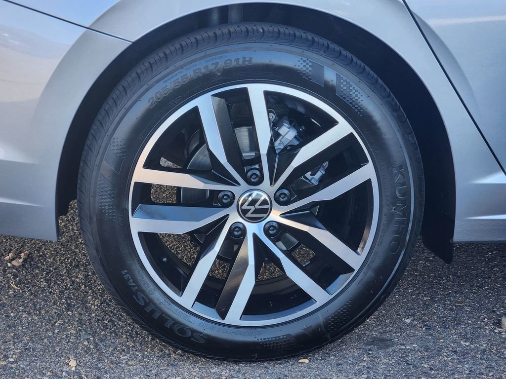 Certified 2025 Volkswagen Jetta SE w/ Sunroof Package image 14