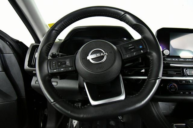 Used 2024 Nissan Pathfinder SV image 2