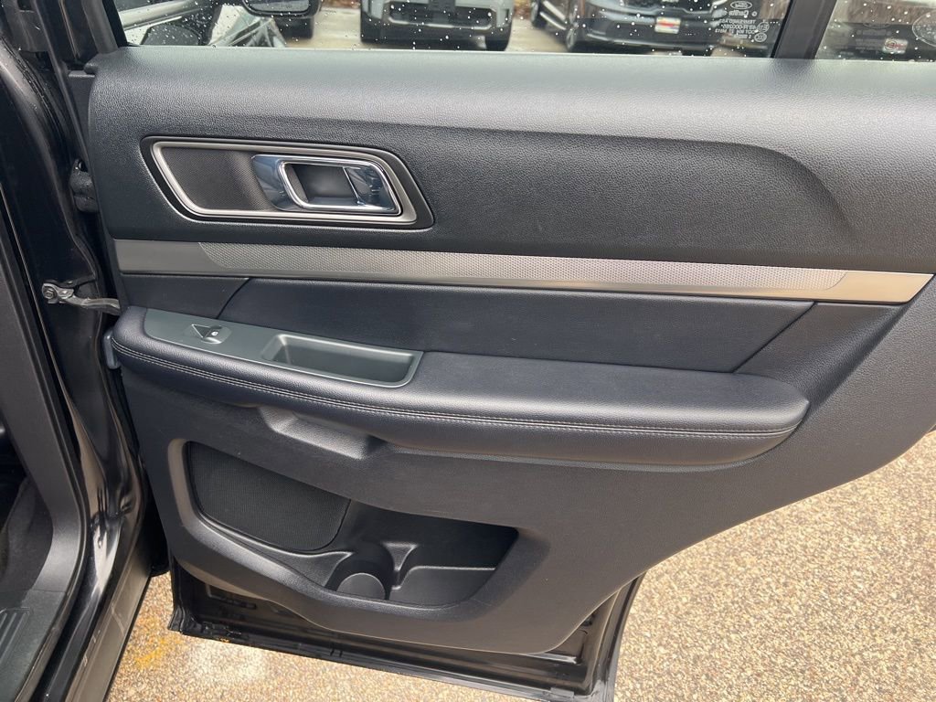 Used 2018 Ford Explorer XLT image 16