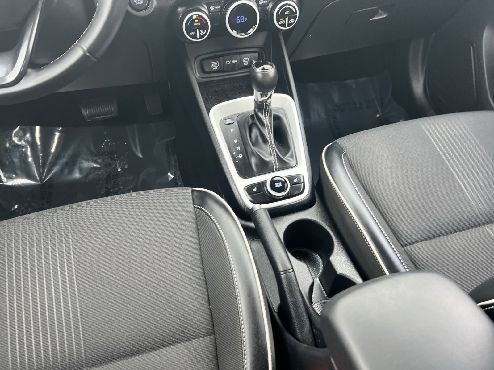 Used 2023 Hyundai Venue Limited image 22