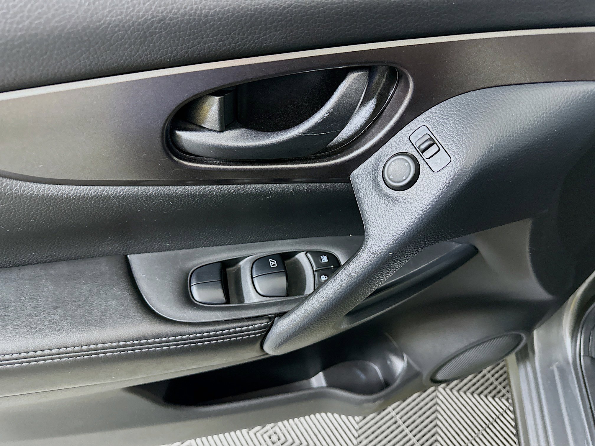 Used 2020 Nissan Rogue Sport S image 15