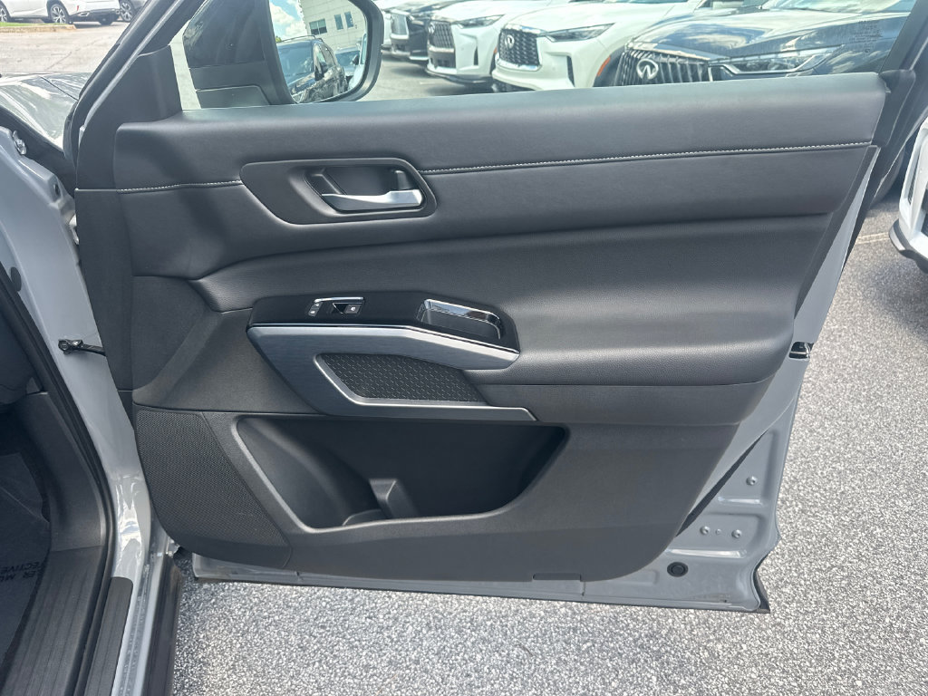 Used 2024 Nissan Pathfinder SL AWD/4WD image 12