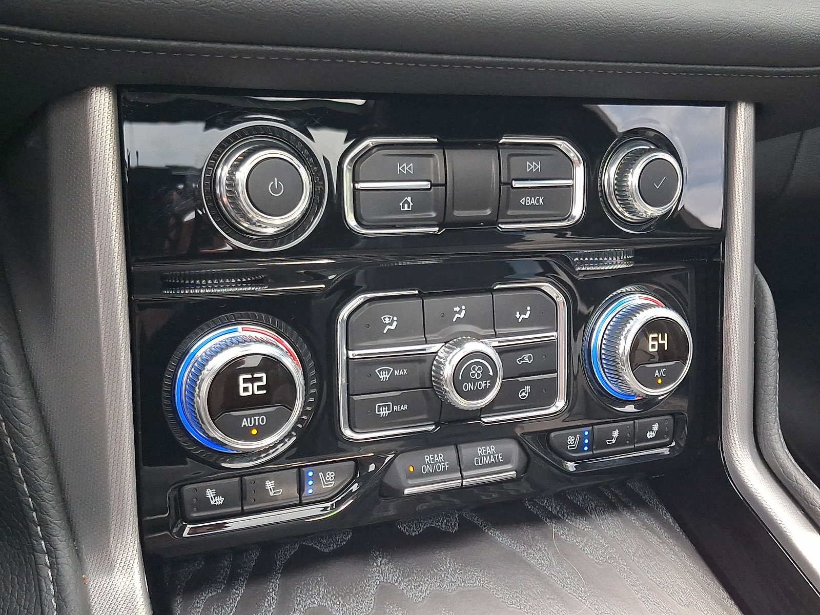 Used 2024 GMC Yukon Denali w/ Advanced Technology Package AWD/4WD image 17