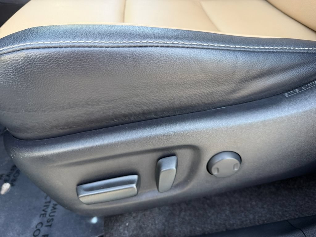 Used 2018 Toyota RAV4 Limited AWD/4WD image 16