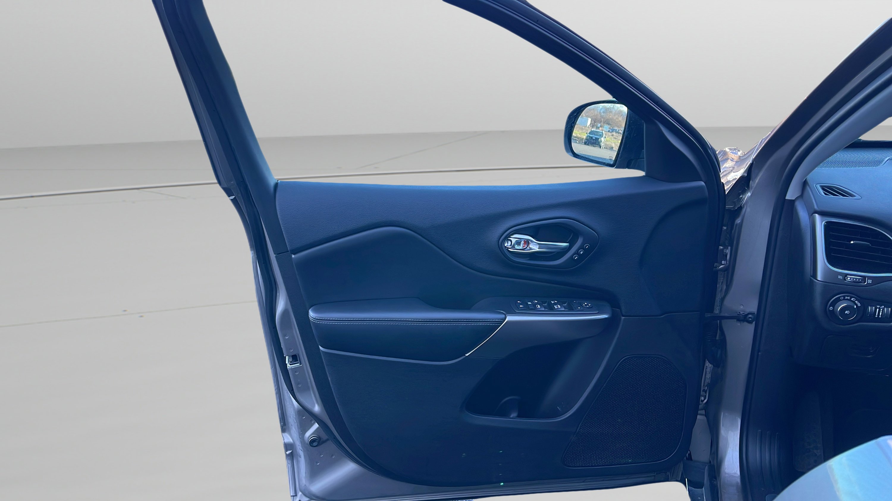 Used 2019 Jeep Cherokee Limited image 38