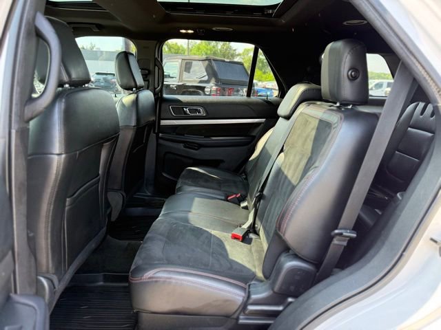 Used 2018 Ford Explorer XLT w/ XLT Appearance Package AWD/4WD image 14