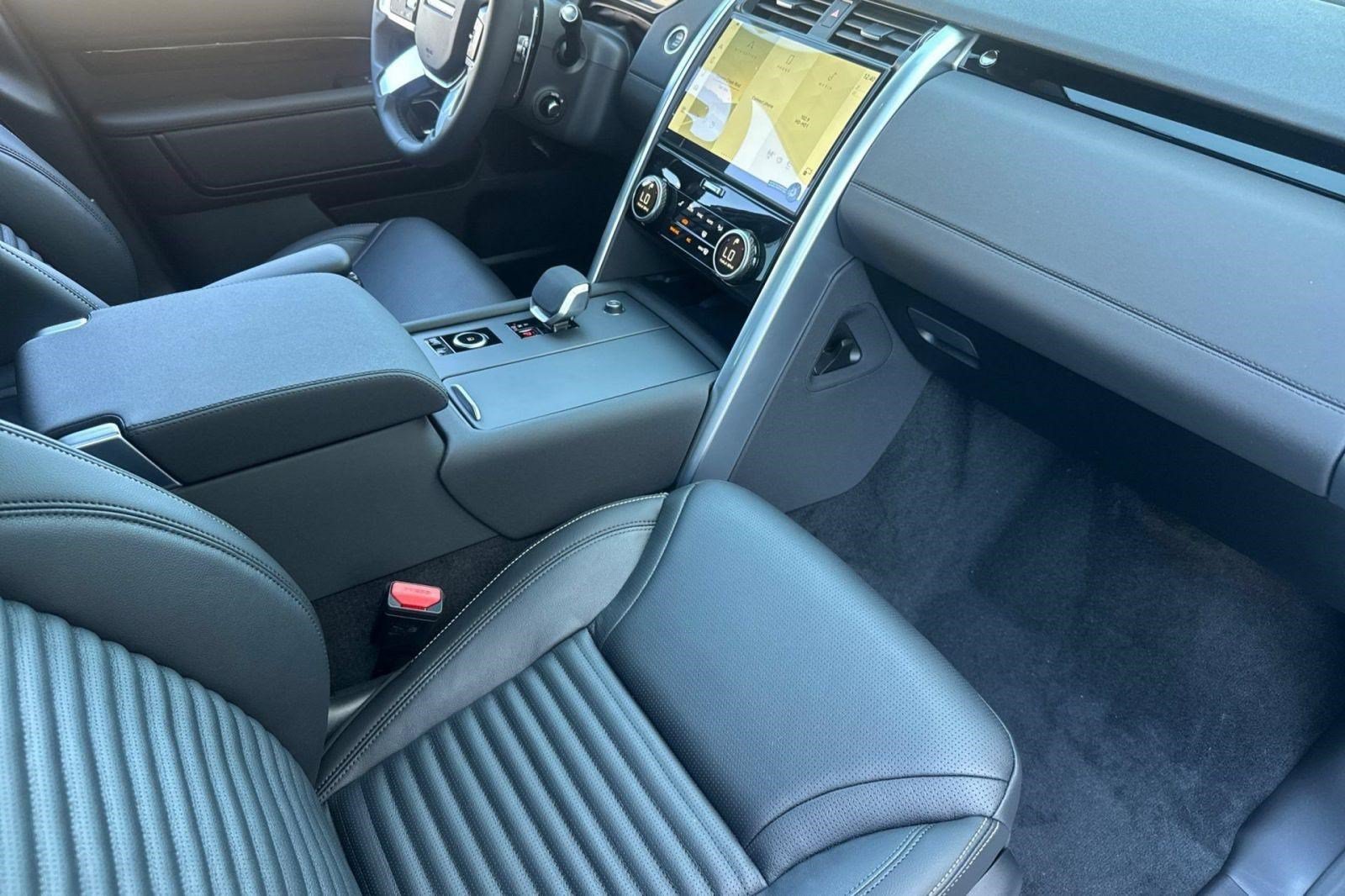 New 2026 Land Rover Discovery S AWD/4WD image 30