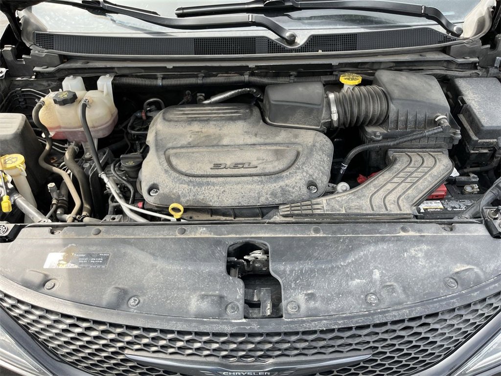 Used 2020 Chrysler Pacifica Touring-L image 30