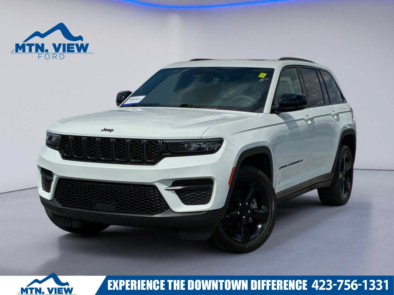 Used 2024 Jeep Grand Cherokee Altitude RWD image 1