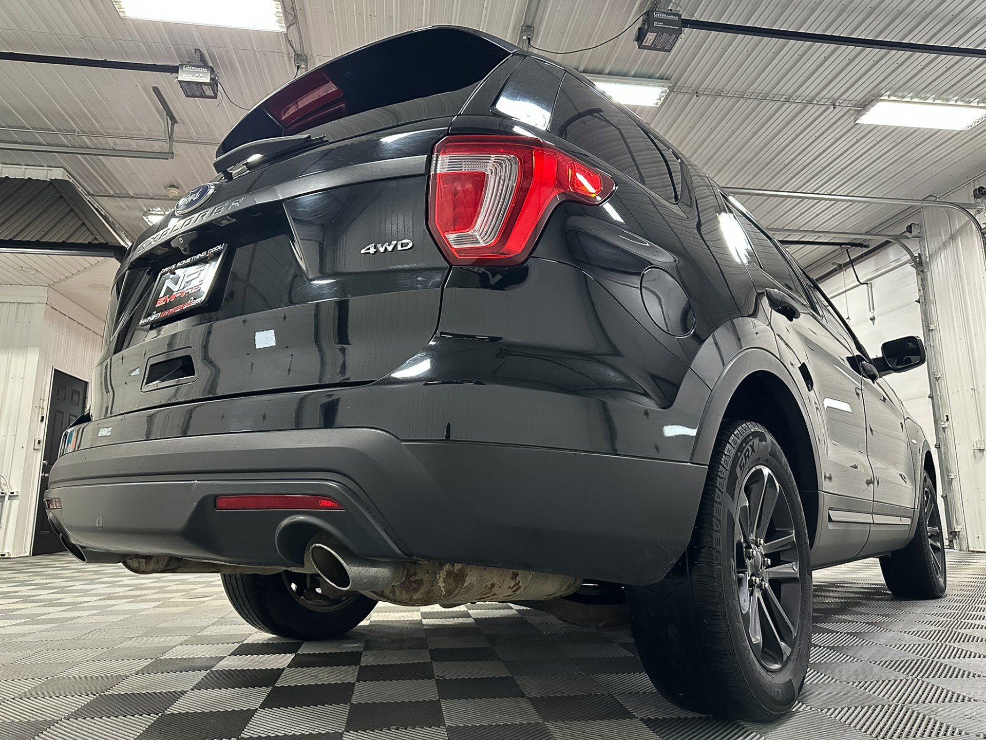 Used 2017 Ford Explorer XLT image 19