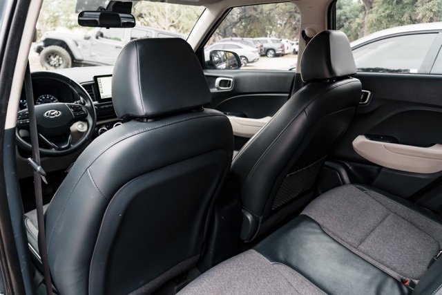 Certified 2020 Hyundai Venue image 21