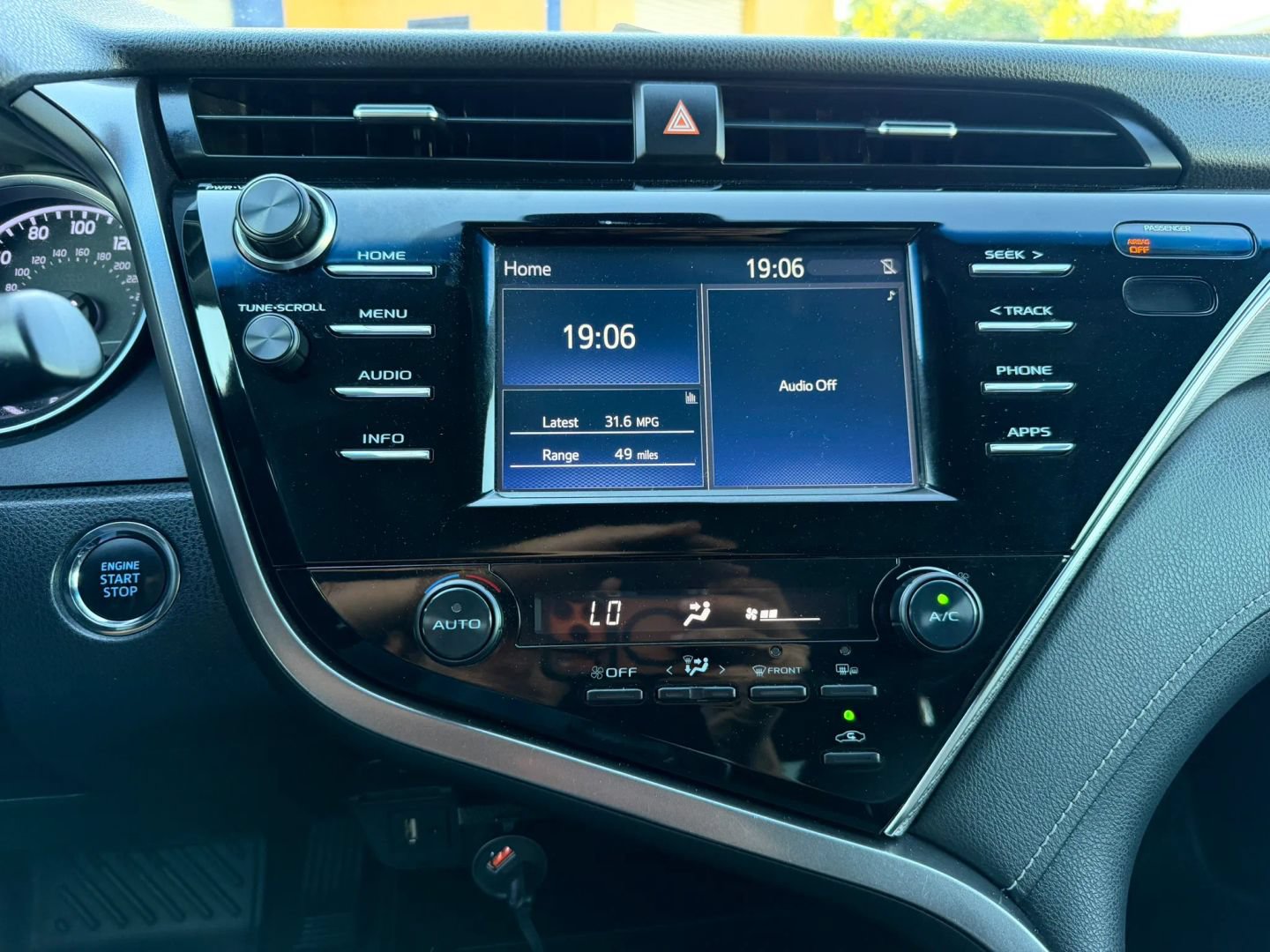 Used 2018 Toyota Camry SE w/ Moonroof Package FWD image 24