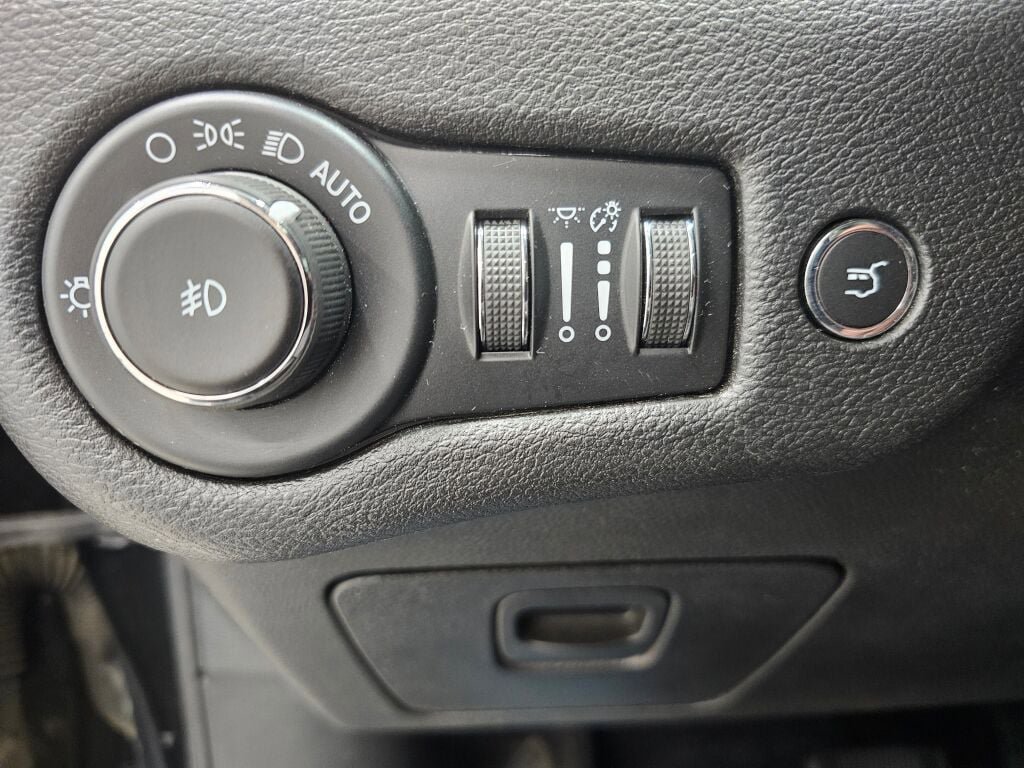 Used 2021 Jeep Cherokee Trailhawk w/ Sun, Sound & Nav Group AWD/4WD image 24