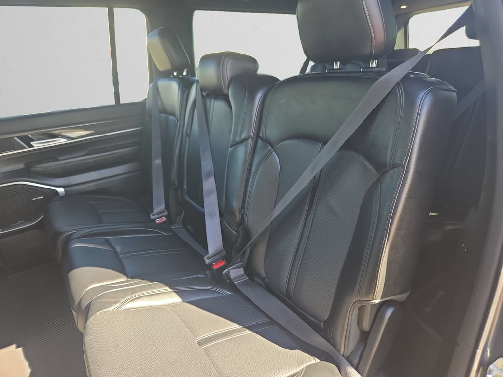 Used 2024 Jeep Wagoneer L Series II w/ Flexible Seating Group AWD/4WD image 15