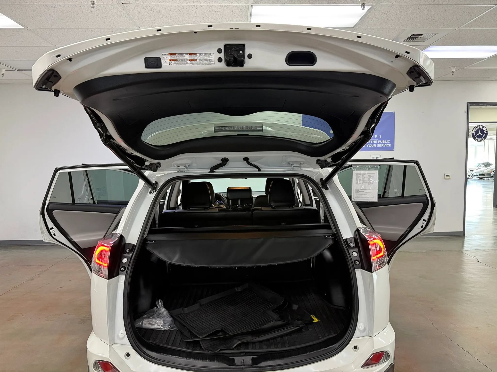 Used 2018 Toyota RAV4 Limited w/ Advanced Technology Package AWD/4WD image 12