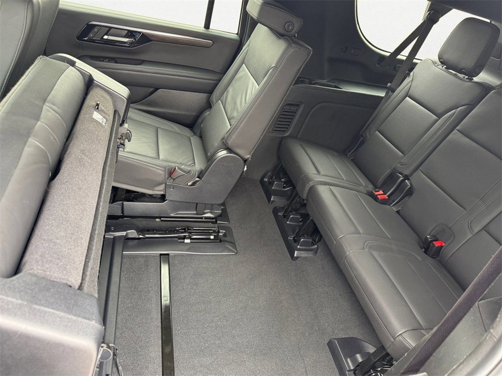 Used 2025 Chevrolet Suburban Z71 image 18