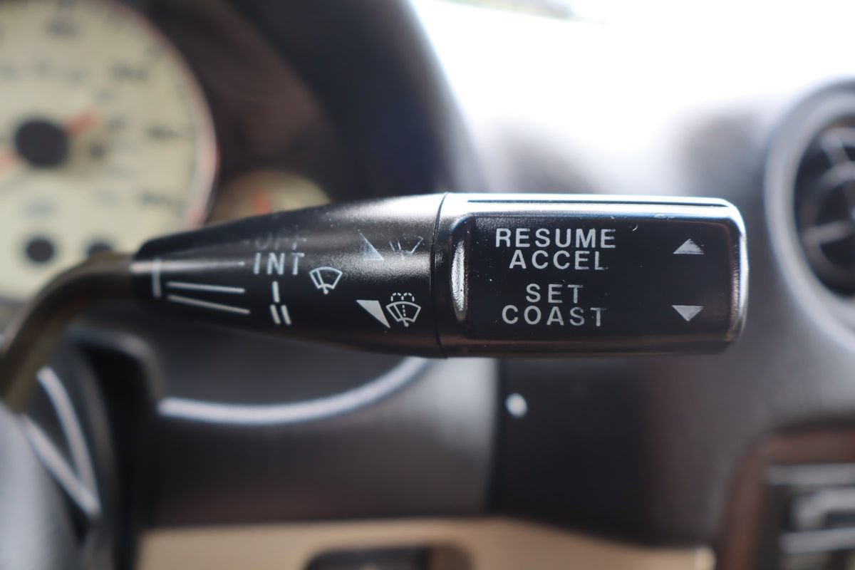 Used 2000 MAZDA MX-5 Miata RWD image 36