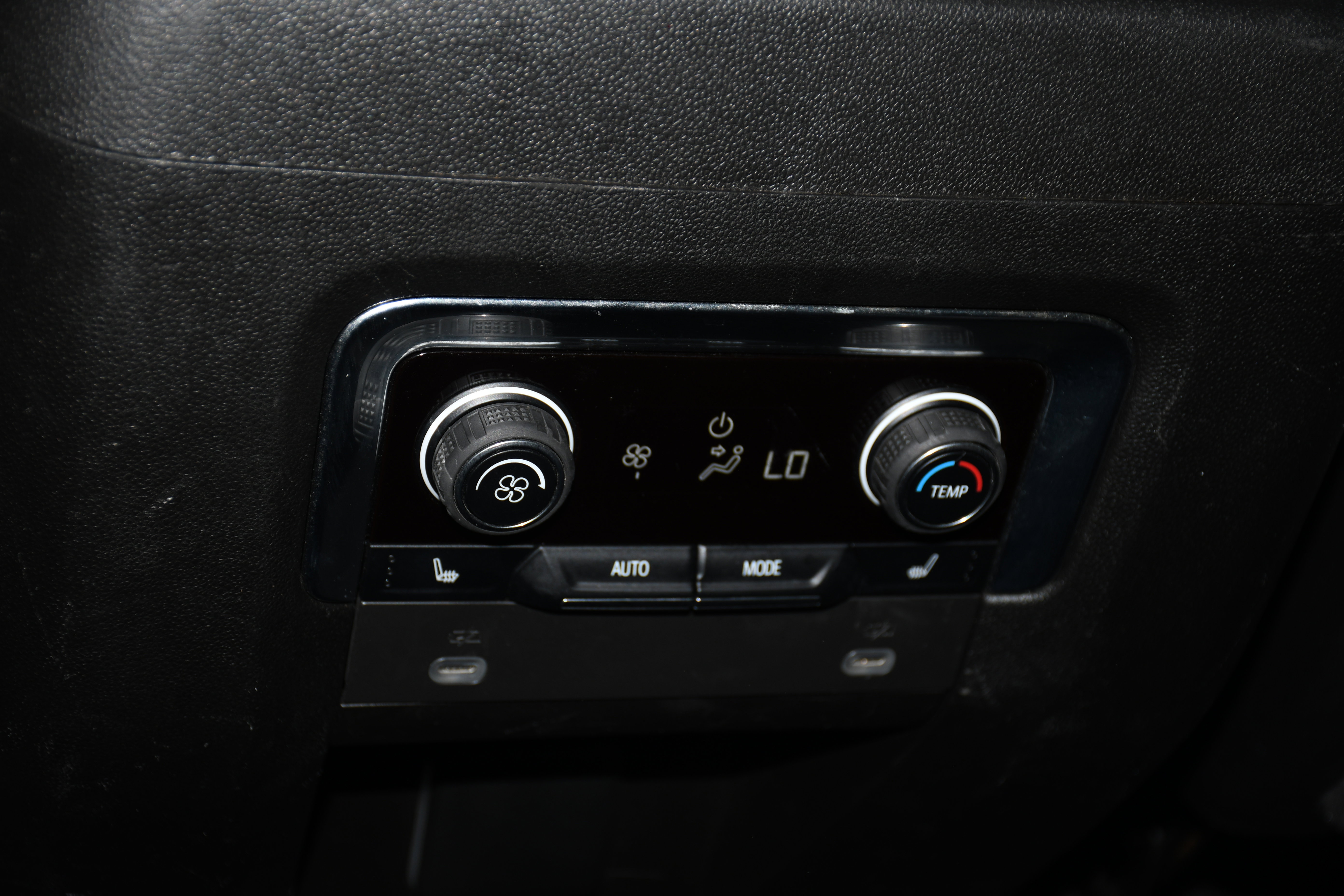 Used 2023 Chevrolet Suburban Premier RWD image 17