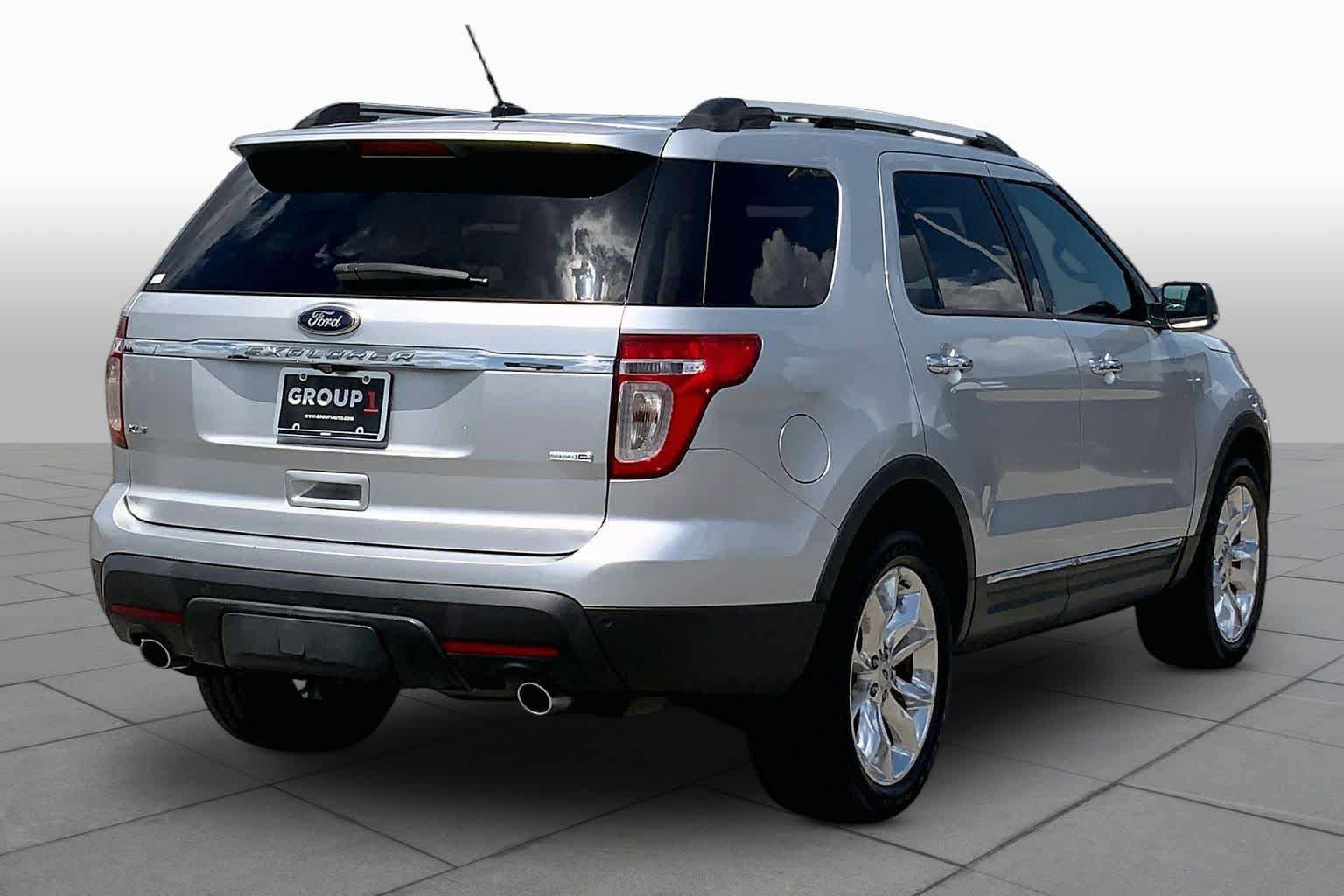 Used 2015 Ford Explorer XLT w/ Equipment Group 202B AWD/4WD image 13