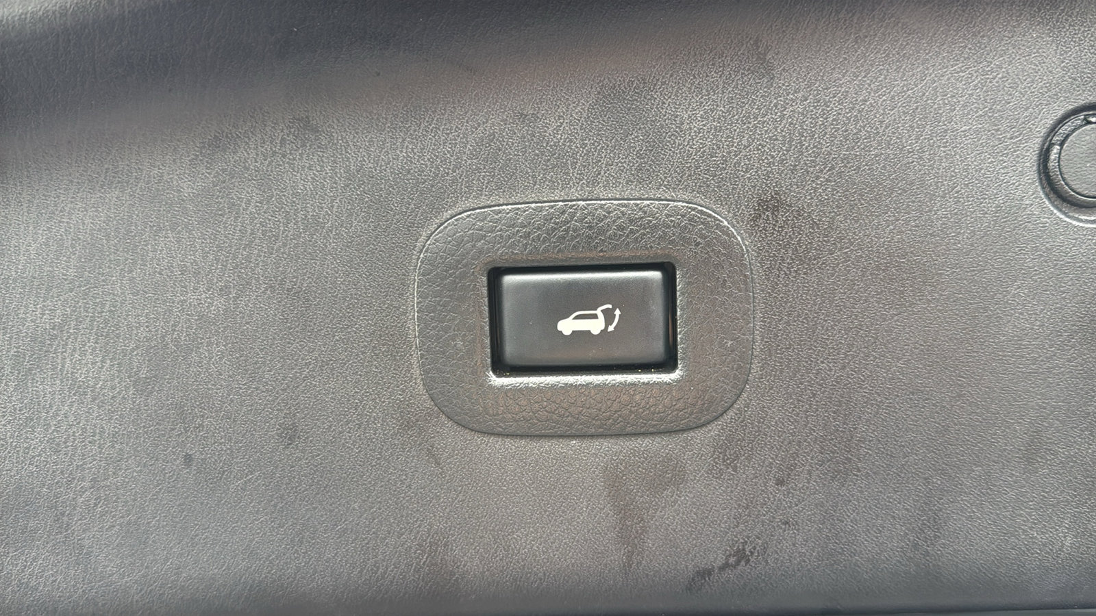 Used 2020 Nissan Armada SL image 25