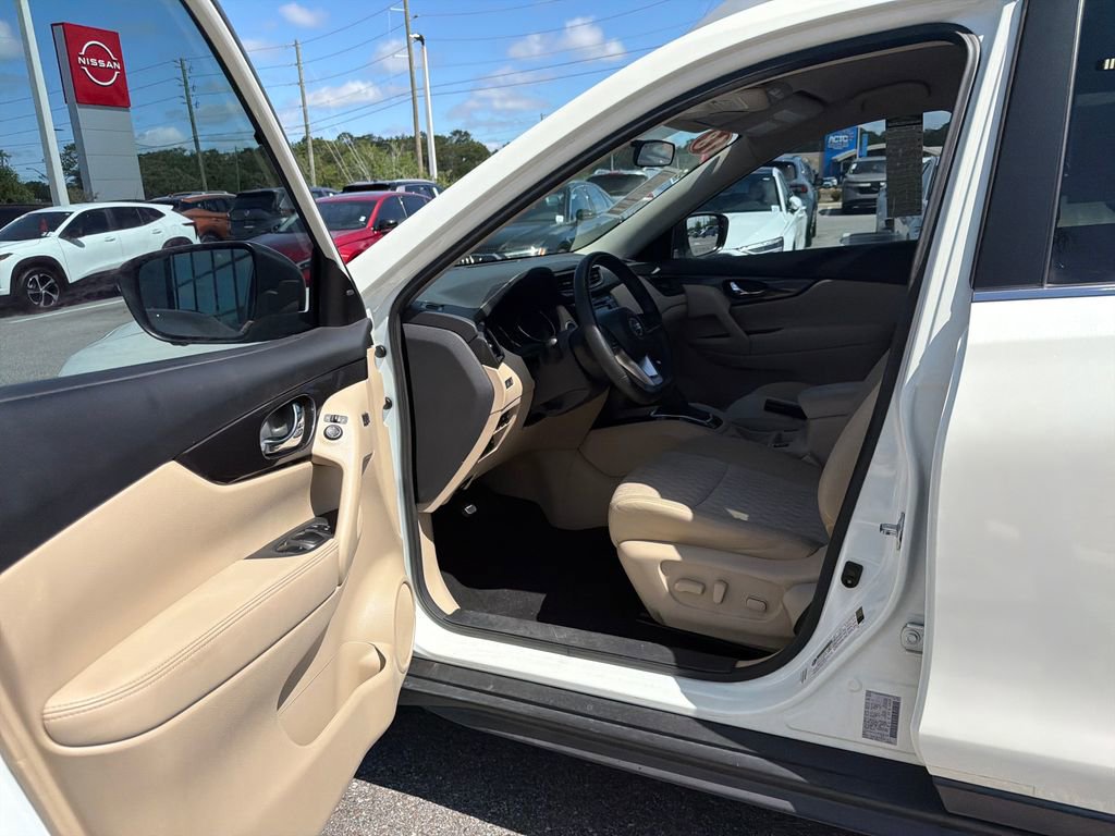 Used 2018 Nissan Rogue SV w/ Premium Package FWD image 13
