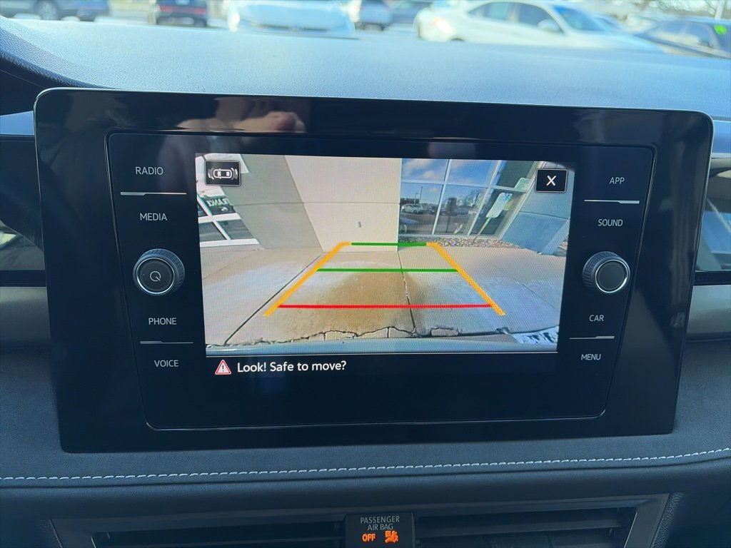 Certified 2025 Volkswagen Taos SE image 21