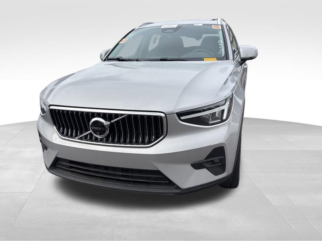 Used 2025 Volvo XC40 B5 Plus AWD/4WD image 5