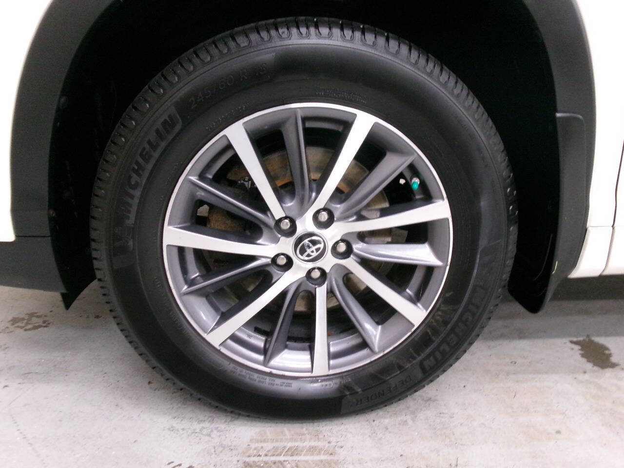 Used 2018 Toyota Highlander XLE image 2