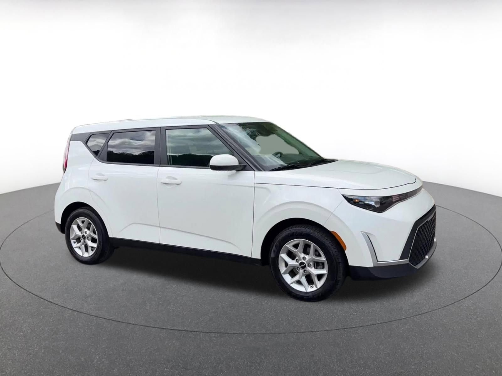 Used 2025 Kia Soul LX w/ LX Technology Package FWD image 2