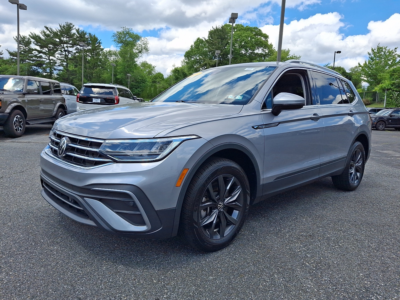 Used 2023 Volkswagen Tiguan SE AWD/4WD image 3