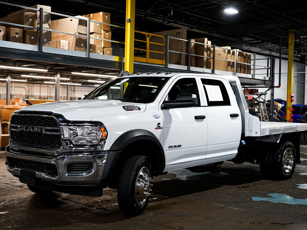 Used 2022 RAM 5500 Tradesman w/ Chrome Appearance Group AWD/4WD image 4