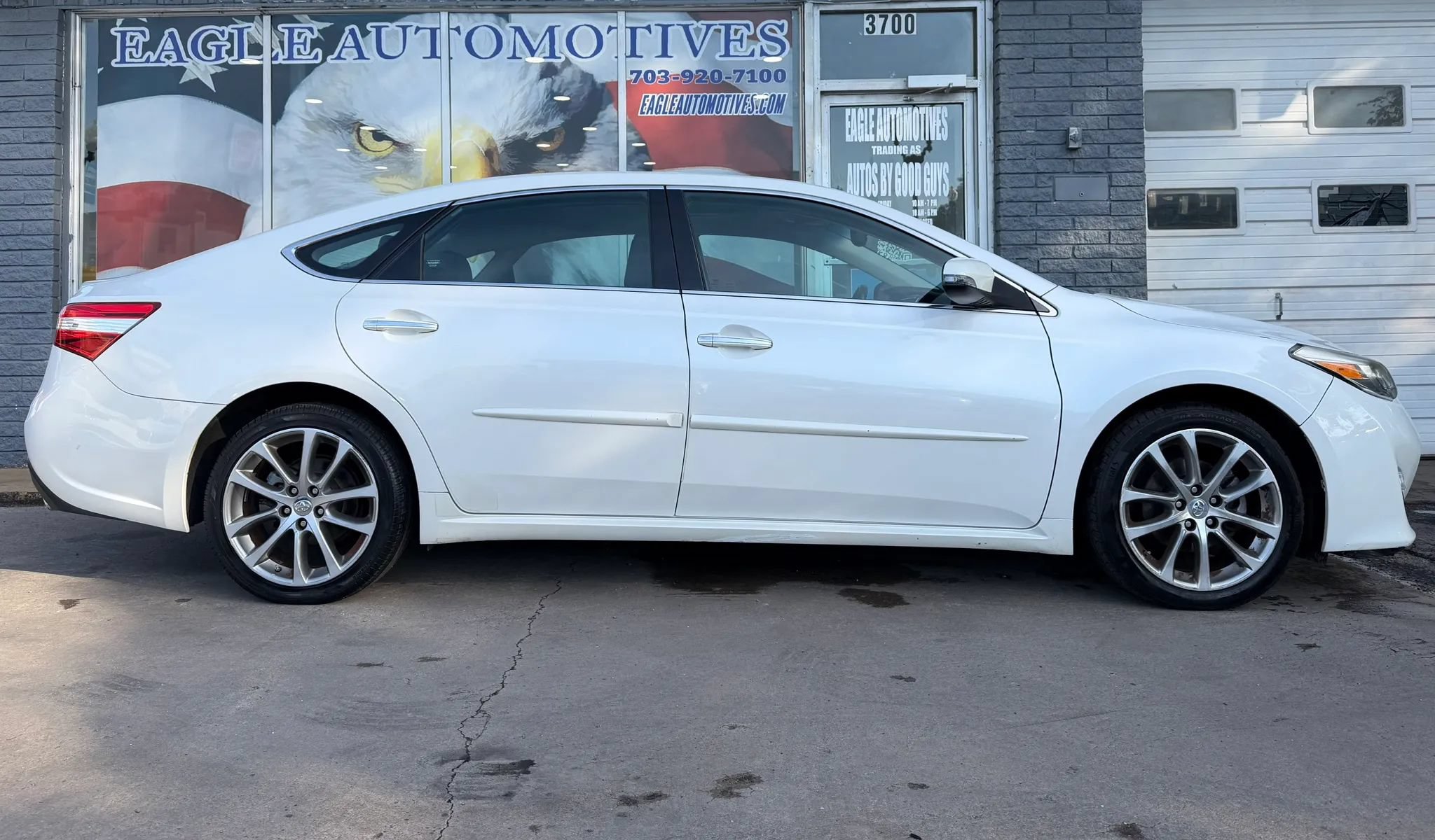 Used 2015 Toyota Avalon XLE Touring FWD image 2