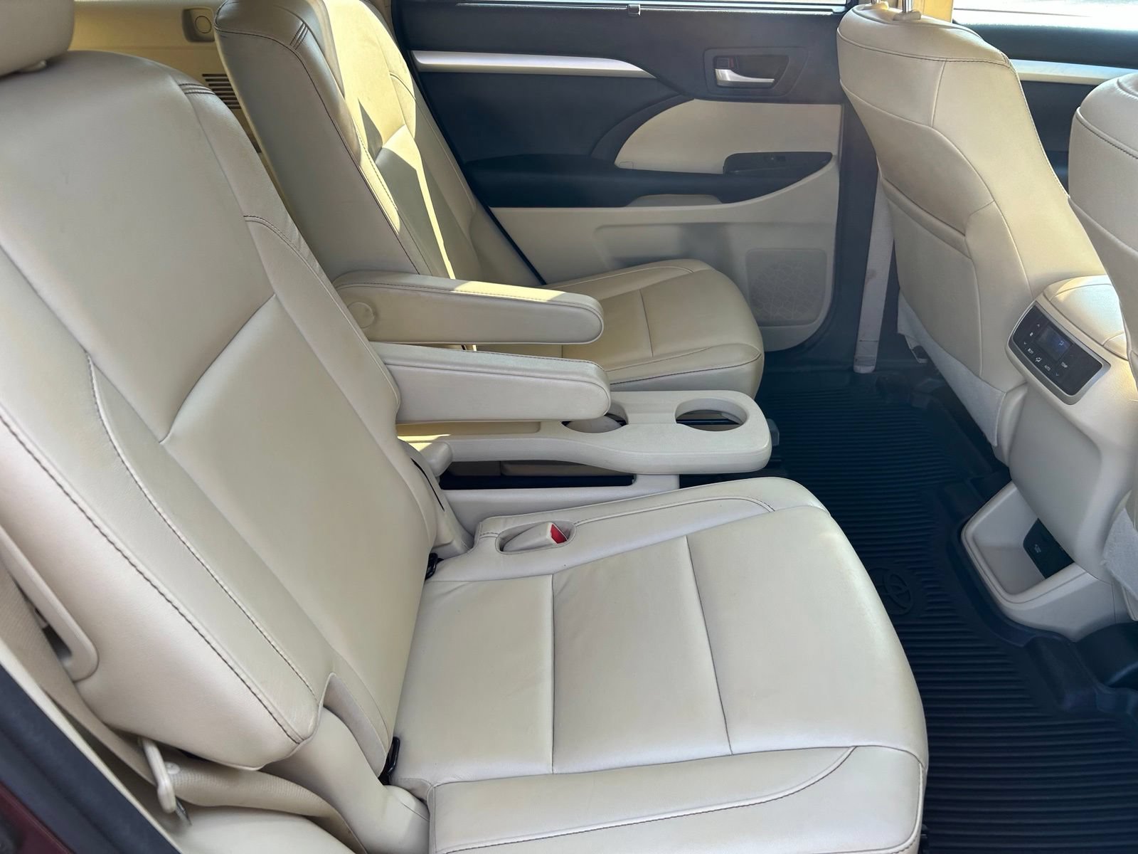 Used 2018 Toyota Highlander XLE AWD/4WD image 32