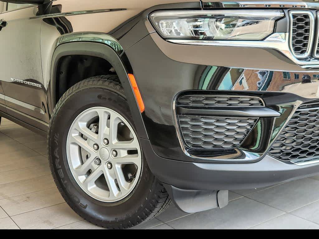 Used 2023 Jeep Grand Cherokee Laredo AWD/4WD image 4