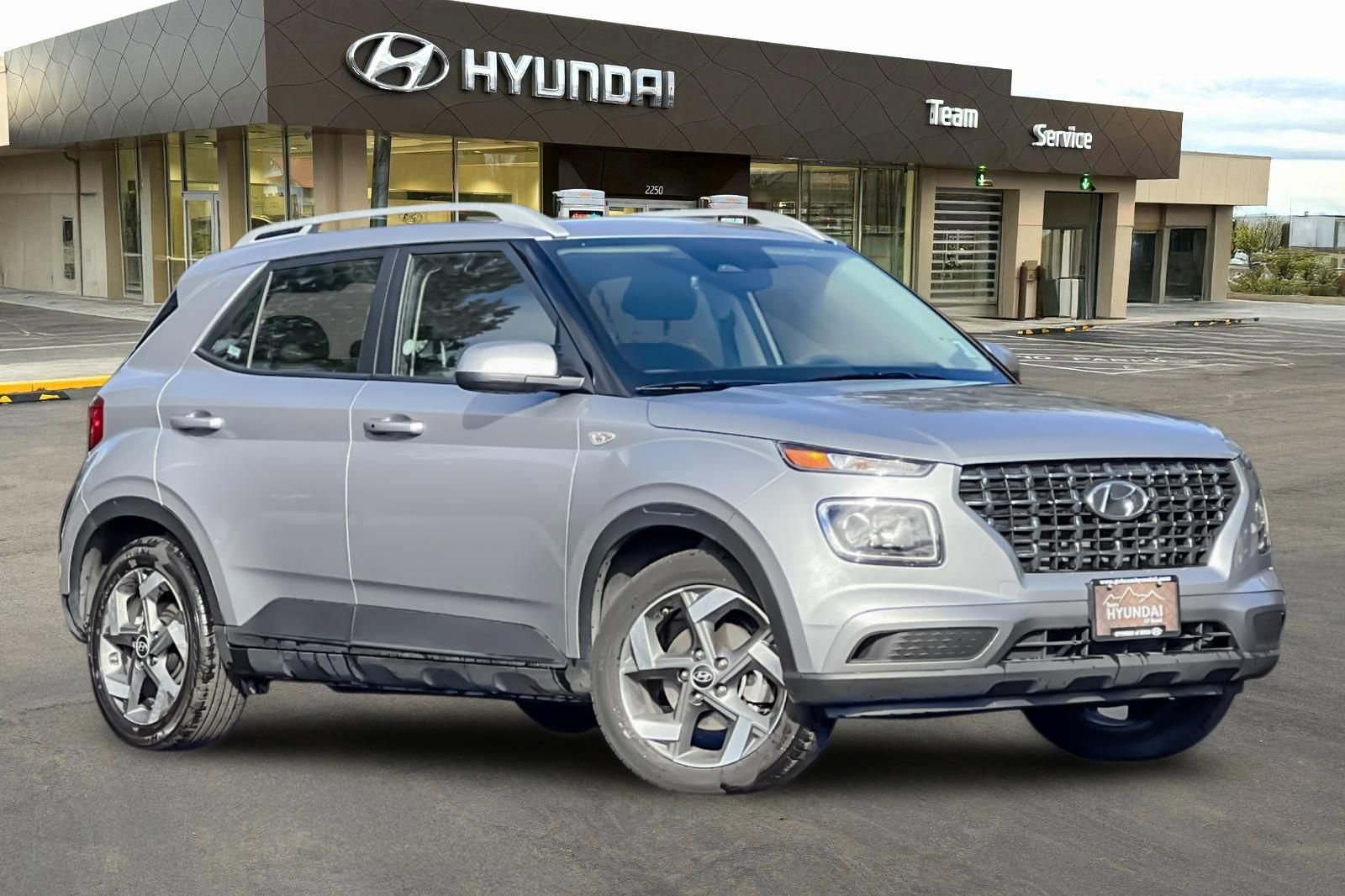 Used 2025 Hyundai Venue SEL video 2