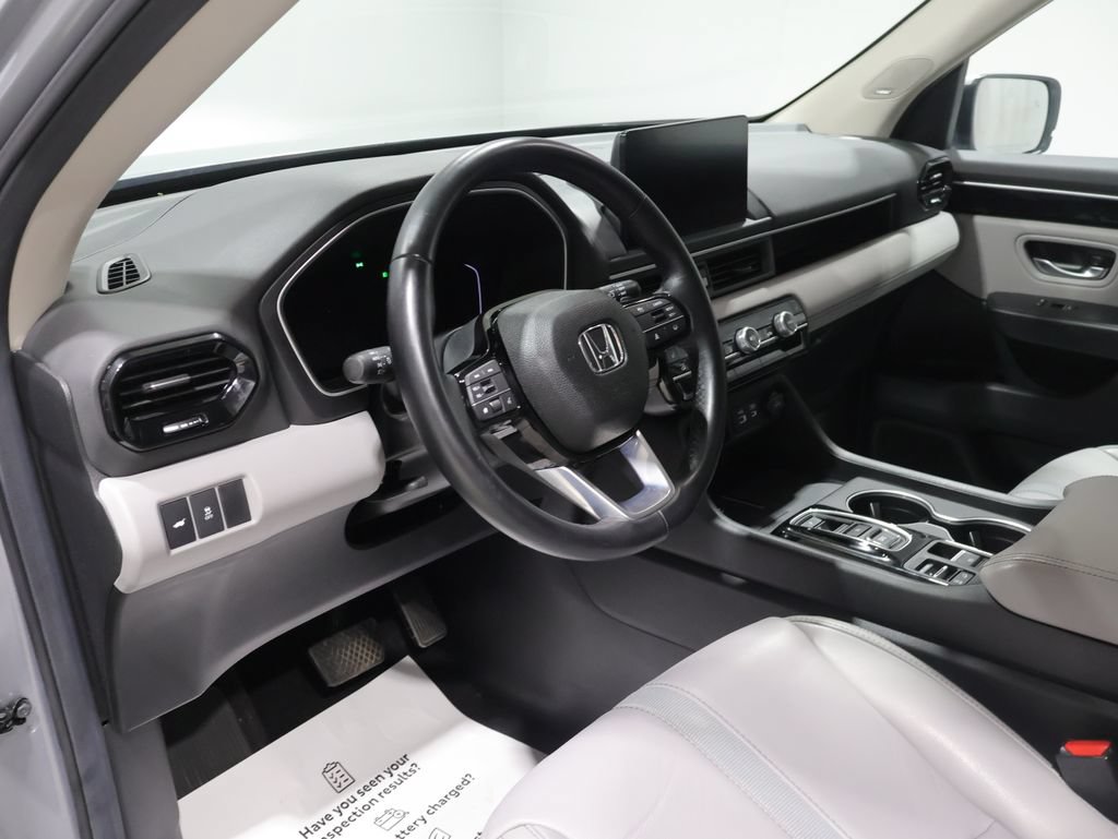 Used 2025 Honda Pilot Touring image 17