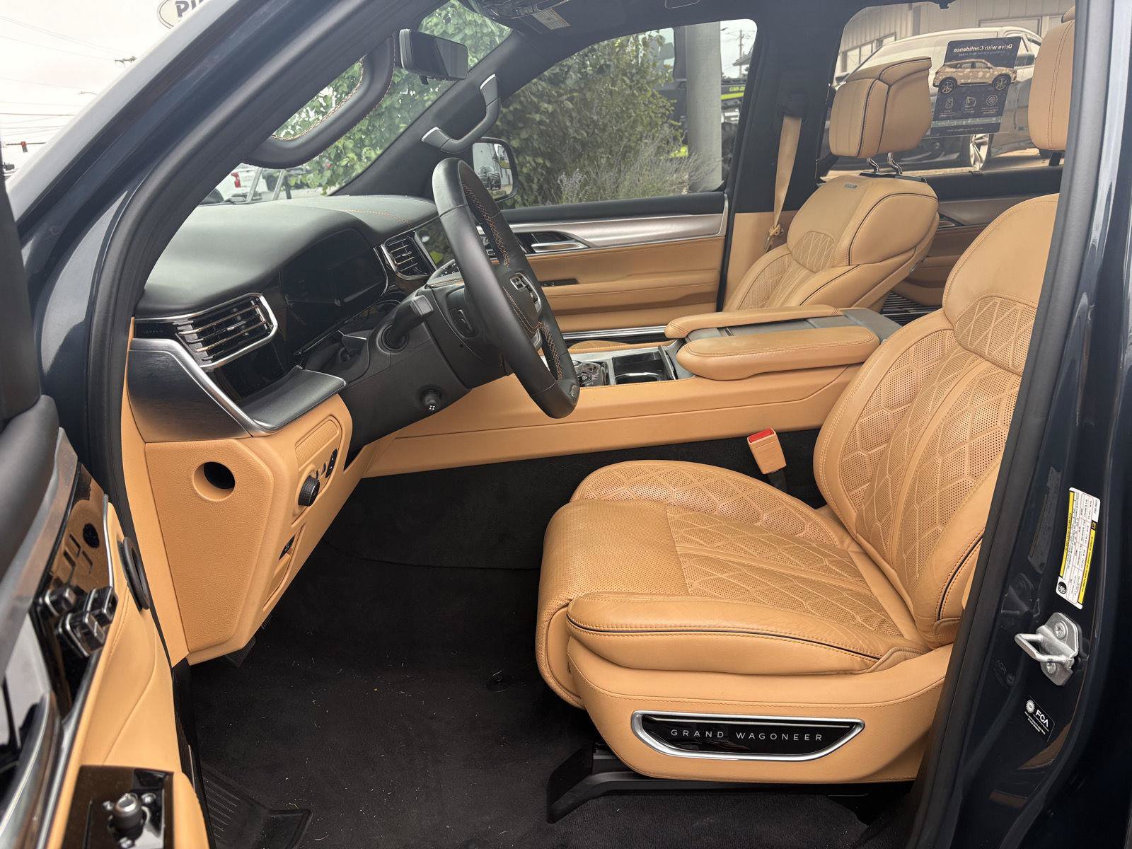 Used 2023 Jeep Grand Wagoneer Series III AWD/4WD image 4