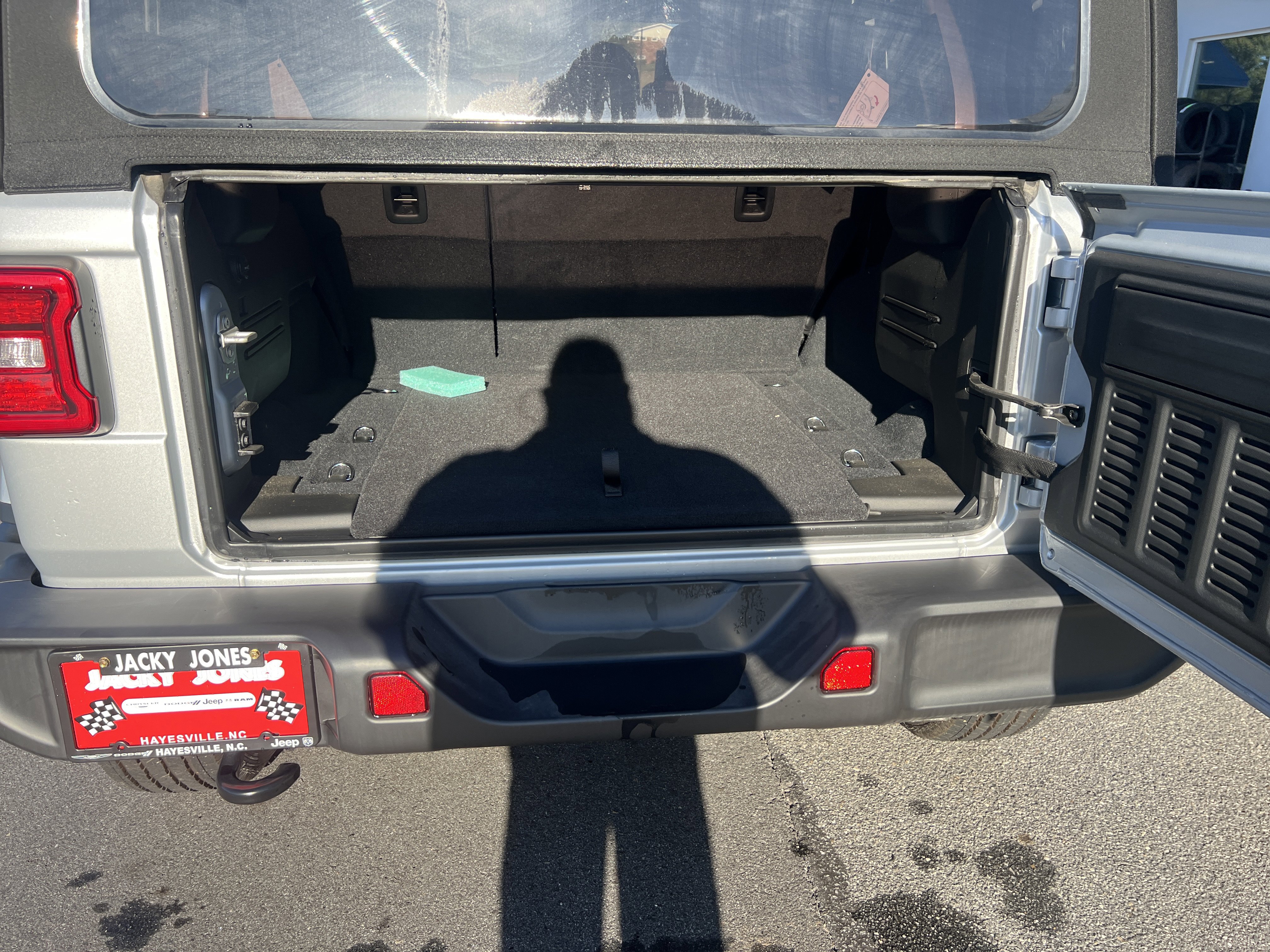 Used 2024 Jeep Wrangler Sahara image 9