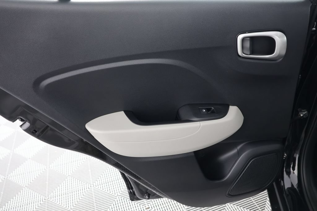 Used 2024 Hyundai Venue SEL FWD image 25