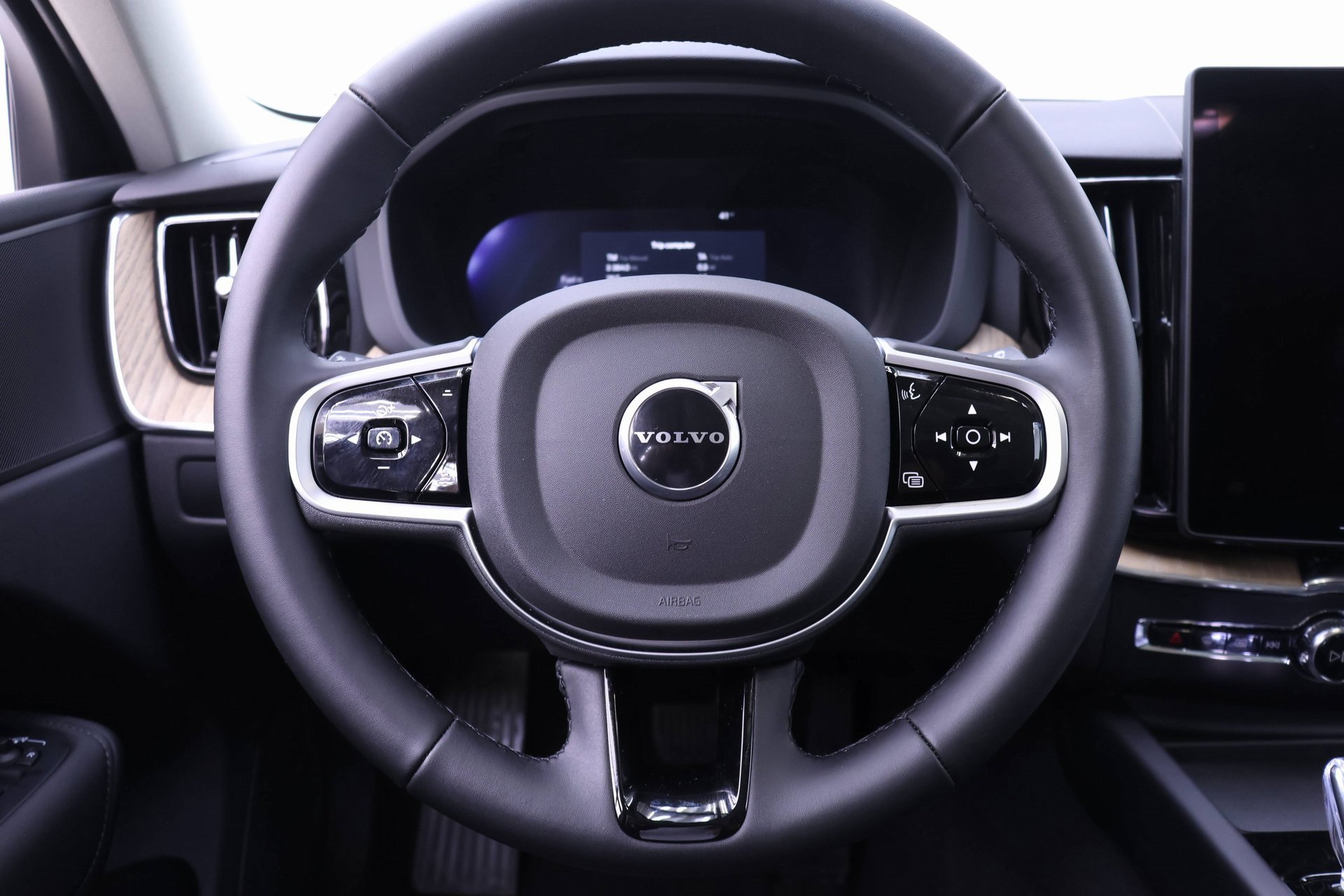 Certified 2026 Volvo XC60 B5 Plus w/ Protection Package Premier image 20