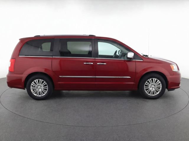 Used 2014 Chrysler Town & Country Limited w/ Luxury Group FWD image 8