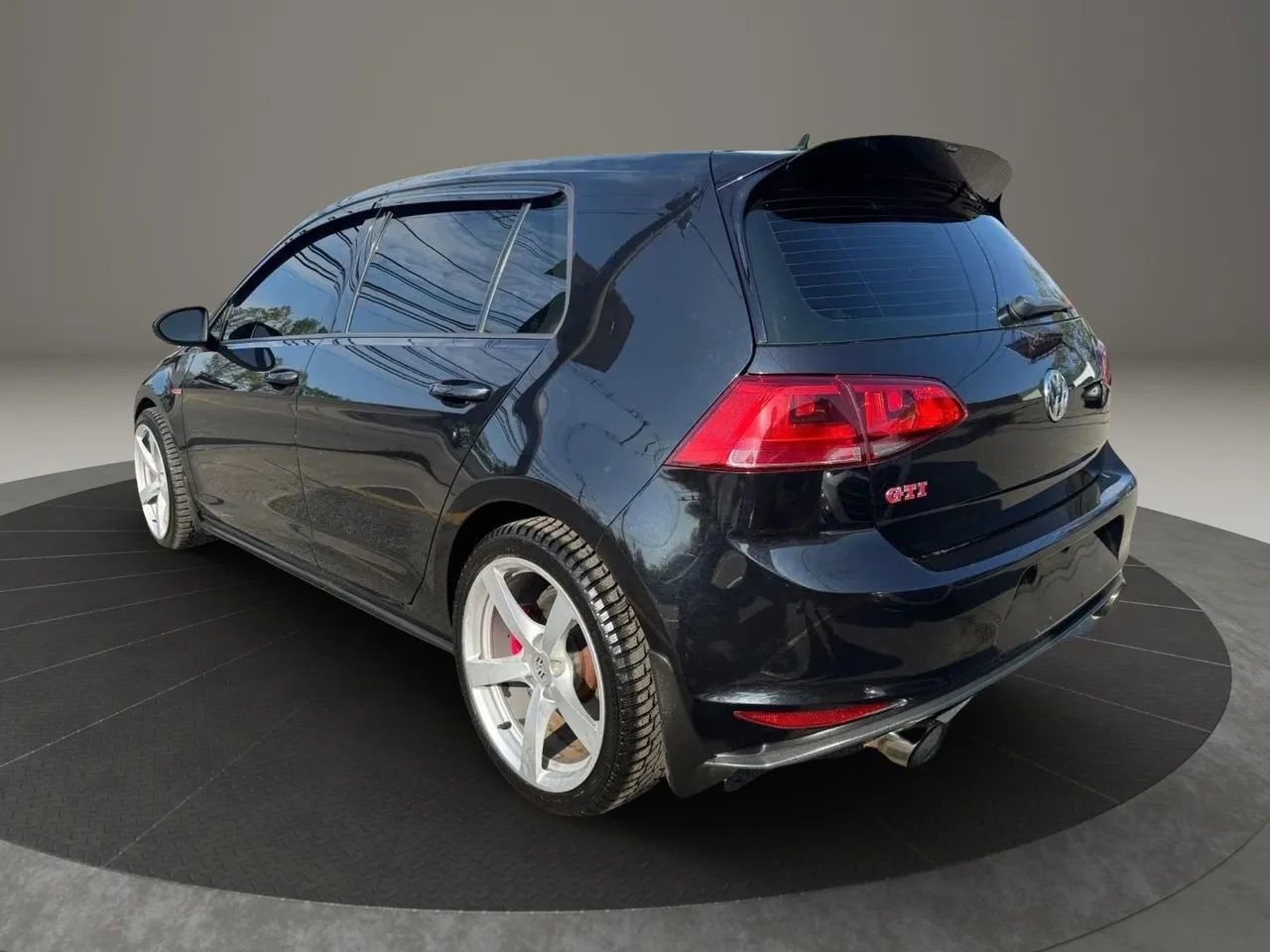Used 2017 Volkswagen GTI SE FWD image 3