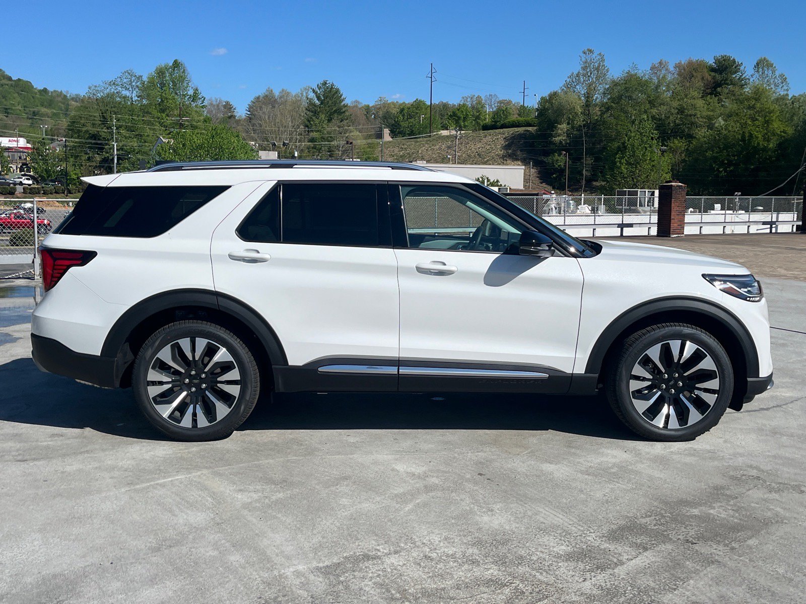 New 2026 Ford Explorer Platinum w/ LUX Leather Package AWD/4WD image 2