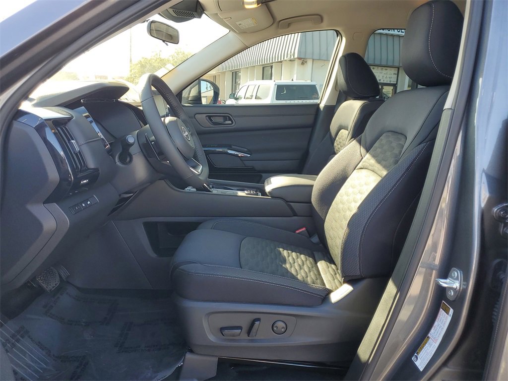New 2025 Nissan Pathfinder SV image 9