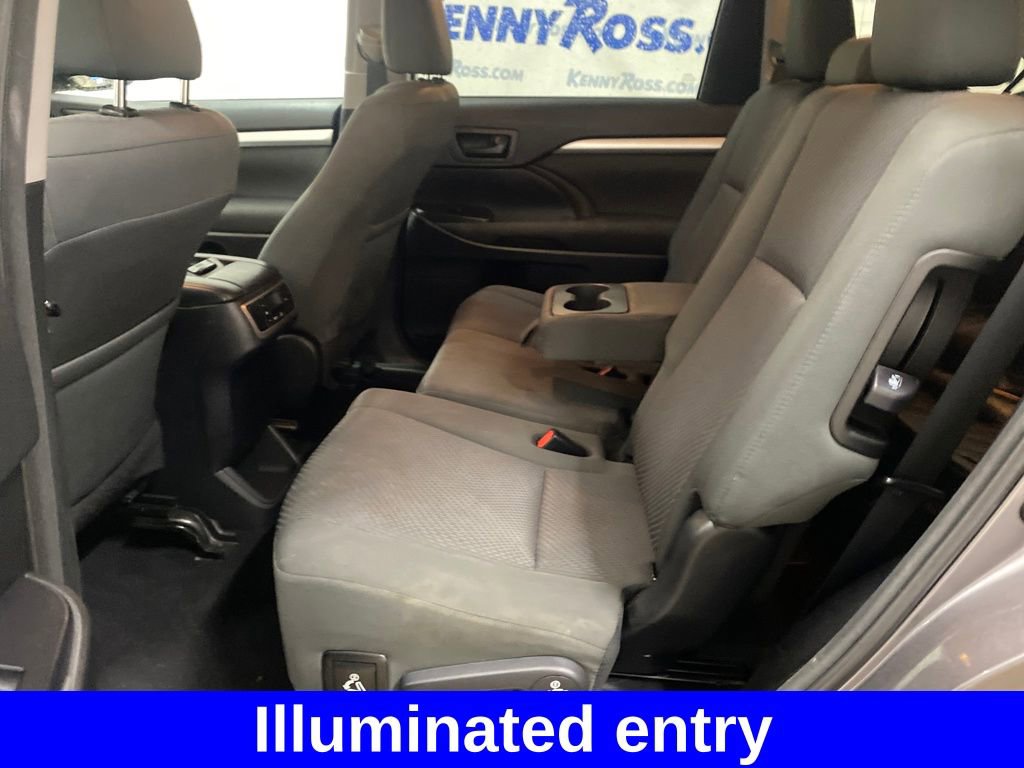 Used 2018 Toyota Highlander LE AWD/4WD image 15