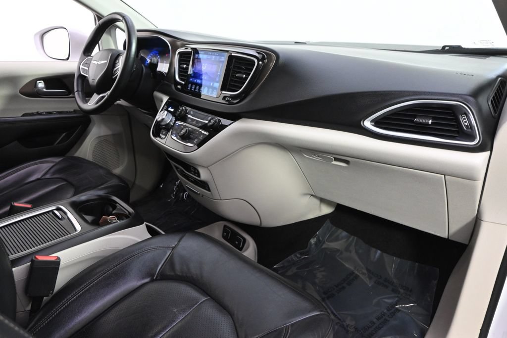Used 2017 Chrysler Pacifica Touring-L Plus FWD image 15