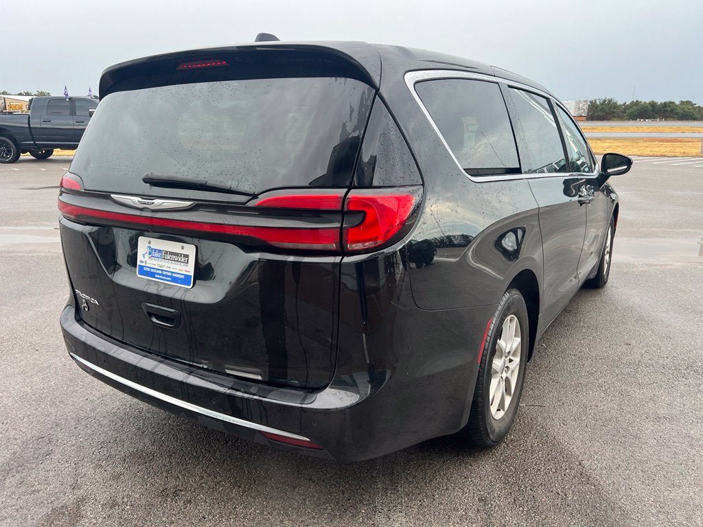 Used 2024 Chrysler Pacifica Touring-L FWD image 6